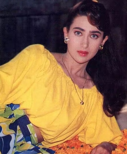 Karisma Kapoor First Film: આજે અમે તમને સુંદર બોલિવૂડ અભિનેત્રી કરિશ્મા કપૂરની પહેલી ફિલ્મની વાર્તા કહેવા જઈ રહ્યા છીએ. કરિશ્મા કપૂરની ગણતરી બોલિવૂડની સફળ અભિનેત્રીઓમાં થાય છે. 90ના દાયકામાં કરિશ્માએ ઘણી હિટ ફિલ્મો આપી અને વિવિધ ભૂમિકાઓમાં પોતાની અભિનય કુશળતા પણ સાબિત કરી હતી. પોતાની પહેલી જ ફિલ્મ 'પ્રેમ કૈદી'માં કરિશ્મા કપૂરે બિકીની પહેરીને બધાને ચોંકાવી દીધા હતા. જોકે, તેના કાકા ઋષિ કપૂર ફિલ્મમાં કરિશ્માના બિકીની દ્રશ્યથી ખૂબ નારાજ હતા.