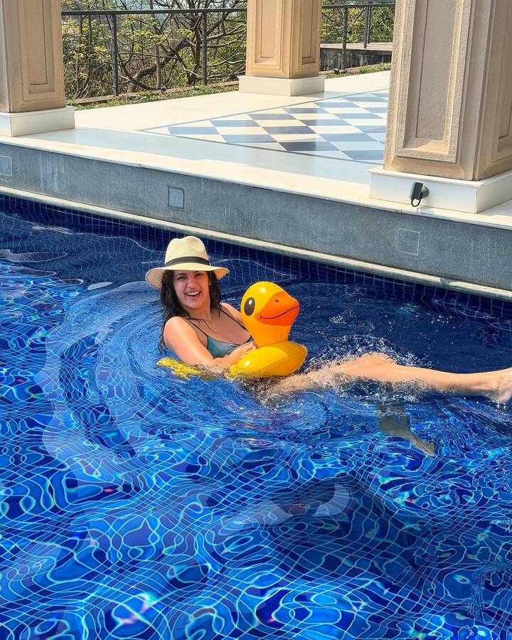 या फोटोंमध्ये नताशा स्टॅन्कोवी हिरव्या आणि निळ्या रंगाच्या बिकिनी सेटमध्ये दिसत आहे.