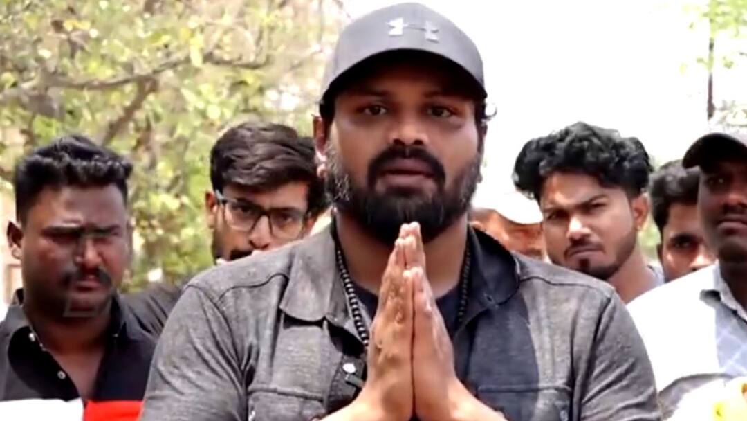 Manchu Manoj: మా అన్న కెరీర్ కోసం నన్ను వాడుకున్నారు... ఆడవేషం వేయించారు... కన్నీటి పర్యంతమైన మంచు మనోజ్ Manoj Manchu reveals reason behind playing lady get-up in Pandavulu Pandavulu Tummeda emotional comments on Vishnu Manchu Mohan Babu Manchu Manoj: మా అన్న కెరీర్ కోసం నన్ను వాడుకున్నారు... ఆడవేషం వేయించారు... కన్నీటి పర్యంతమైన మంచు మనోజ్