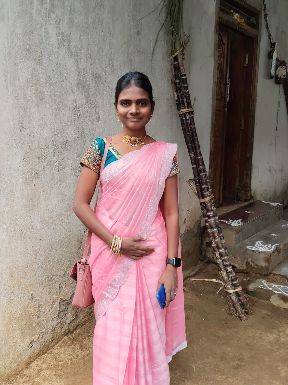தஞ்சையில் பரபரப்பு... காவல்நிலையம் முன்பு விஷம் குடித்த சகோதரிகள்; ஒருவர் உயிரிழப்பு