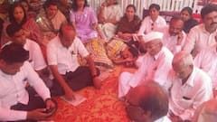 Pune Supriya Sule Protest : रस्त्याची दुरावस्था, भर उन्हात सुप्रिया सुळेंचं जिल्हाधिकारी कार्यालयासमोरच बेमुदत धरणे आंदोलन, पाहा फोटो
