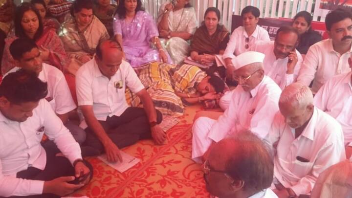 बारामती लोकसभा मतदारसंघाच्या खासदार सुप्रिया सुळे यांनी आज (बुधवारी) पुणे जिल्हाधिकारी कार्यालयासमोर उपोषण सुरु केलं आहे.