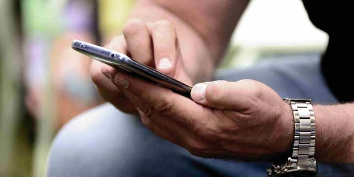 इसके लिए सबसे पहले फोन की Settings खोलें. अब Privacy & Security सेक्शन पर जाएं. वहां Privacy ऑप्शन पर क्लिक करें. इसके बाद Permission Manager चुनें. अब आपको उन सभी ऐप्स की लिस्ट दिखाई देगी जिनके पास Microphone का एक्सेस है.