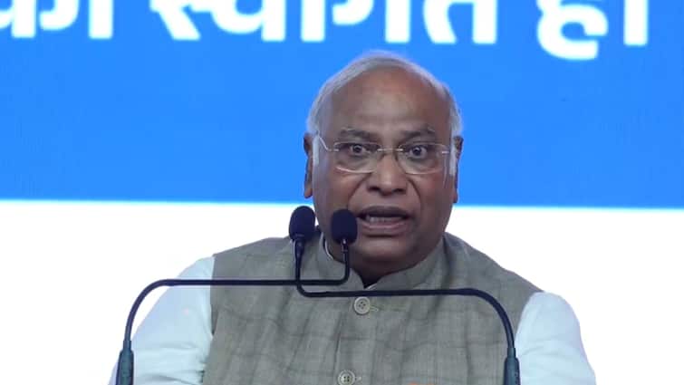 Mallikarjun Kharge says We do not try to convert ideology into conduct from heart in front of rahul gandhi sonia gandhi AICC 'हम दिल से कोशिश नहीं करते...', CWC बैठक में राहुल-सोनिया के सामने खरगे ने गिनाईं कांग्रेस नेताओं की खामियां