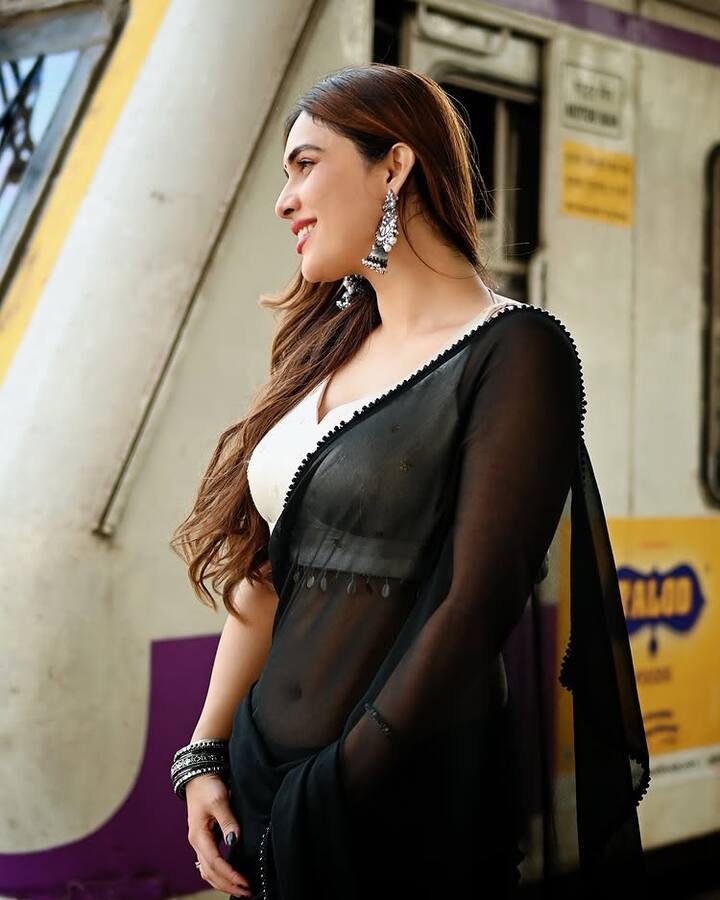 નેહા મલિકે ફરી એકવાર ચાહકો માટે પોતાની મનમોહક તસવીરો શેર કરી છે, જેને જોઈને ચાહકો નિસાસો નાખે છે. ફેન્સ નેહા મલિકની તસવીરોની આતુરતાથી રાહ જુએ છે અને અભિનેત્રી પણ ચાહકો માટે તસવીરો શેર કરે છે.