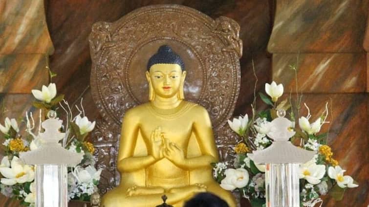 Mahavir Jayanti 2025 Are Banks Open or Closed Tomorrow April 10 Know Details Mahavir Jayanti 2025: மகாவீர் ஜெயந்தி 2025: நாளை இங்கெல்லாம் மறந்தும் போயிடாதீங்க! லீவு விட்டுட்டாங்க!