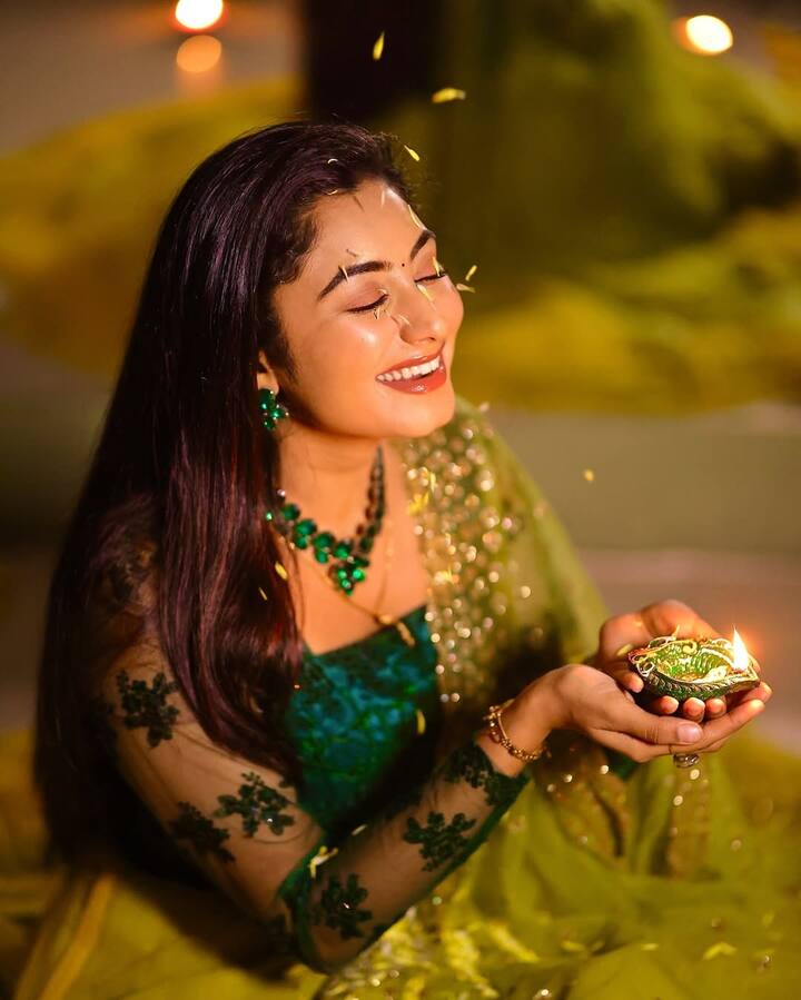 அதில், தனக்கு சினிமா வாய்ப்பு வந்தது. அதில் நடிக்க வேண்டுமானால், அட்ஜெஸ்ட்மெண்ட் செய்ய சொன்னார்கள் என்று கூறியுள்ளார். சம்யுக்தா விஜய் டிவியில் ஒளிபரப்பான 'முத்தழகு' என்ற சீரியலில் நடித்து பிரபலமானவர்.