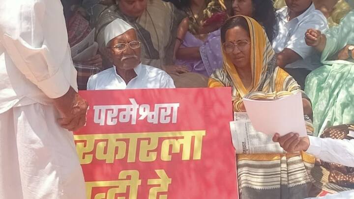 या रस्त्याची दुरुस्ती करावी यासाठी वारंवार पाठपुरावा करूनही शासन आणि प्रशासनाने दुर्लक्ष केल्याने अखेर सुप्रिया सुळे यांनी आंदोलन केलं आहे.