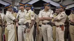 घर पर गिरफ्तार करने पहुंच गई है पुलिस तो सबसे पहले करें ये काम, जान लीजिए अपने अधिकार