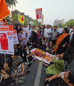 Mumbai: केंद्र सरकारविरोधात उबाठा आक्रमक, तिरडी यात्रा काढत विक्रोळीत जोरदार घोषणाबाजी Photos
