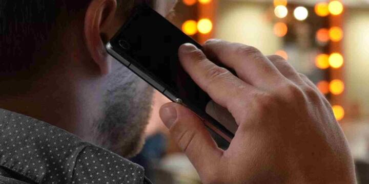 ये आपकी प्राइवेसी के लिए खतरा बन सकता है लेकिन अच्छी बात ये है कि आप चाहें तो इसे कंट्रोल भी कर सकते हैं. आप कुछ सिंपल स्टेप्स को फॉलो करके अपने फोन की प्राइवेसी सेटिंग्स को मजबूत बना सकते हैं जिसके बाद फोन आपकी किसी भी एक्टिविटी को ट्रैक नहीं कर पाएगा.