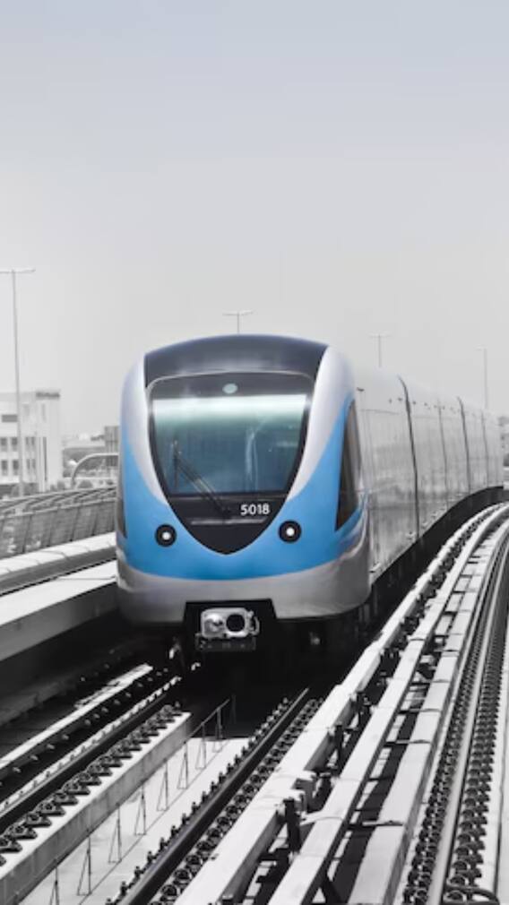 मेट्रो में फर्श पर बैठने पर मिलती है ये सजा