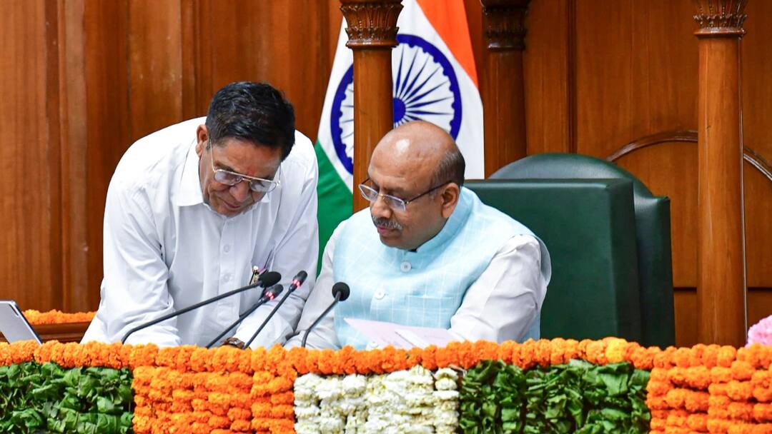 Delhi Assembly will run on solar energy Speaker Vijender Gupta held meeting ann सौर ऊर्जा से चलने वाली देश की पहली विधानसभा बनेगी दिल्ली की असेंबली, मानसून सत्र से पहले पूरा होगा प्रोजेक्ट!