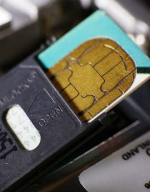 ਆਮ ਤੌਰ 'ਤੇ ਟੈਲੀਕਾਮ ਕੰਪਨੀਆਂ ਪ੍ਰਮਾਣਿਤ ਵਿਕਰੇਤਾਵਾਂ ਤੋਂ ਸਿਮ ਕਾਰਡ ਖਰੀਦਦੀਆਂ ਹਨ। ਇਹ ਵਿਕਰੇਤਾ ਵੀਅਤਨਾਮ ਜਾਂ ਤਾਈਵਾਨ ਵਰਗੇ ਭਰੋਸੇਯੋਗ ਸਰੋਤਾਂ ਤੋਂ ਚਿਪਸ ਖਰੀਦਦੇ ਹਨ ਤੇ ਭਾਰਤ ਵਿੱਚ ਉਨ੍ਹਾਂ ਨੂੰ ਇਕੱਠਾ ਕਰਦੇ ਹਨ, ਪੈਕੇਜ ਕਰਦੇ ਹਨ ਤੇ ਲੜੀਬੱਧ ਕਰਦੇ ਹਨ, ਪਰ ਜਾਂਚ ਤੋਂ ਪਤਾ ਲੱਗਾ ਹੈ ਕਿ ਕੁਝ ਵਿਕਰੇਤਾਵਾਂ ਨੇ ਭਰੋਸੇਯੋਗ ਸਰੋਤ ਪ੍ਰਮਾਣੀਕਰਣ ਦੀ ਦੁਰਵਰਤੋਂ ਕੀਤੀ ਸੀ। ਪਹਿਲਾਂ ਤਾਂ ਉਨ੍ਹਾਂ ਨੇ ਦਾਅਵਾ ਕੀਤਾ ਕਿ ਉਨ੍ਹਾਂ ਦੁਆਰਾ ਵਰਤੀਆਂ ਗਈਆਂ ਚਿਪਸ ਭਰੋਸੇਯੋਗ ਸਰੋਤਾਂ ਤੋਂ ਆਈਆਂ ਸਨ, ਪਰ ਬਾਅਦ ਵਿੱਚ ਪਤਾ ਲੱਗਾ ਕਿ ਕੁਝ ਚਿਪਸ ਅਸਲ ਵਿੱਚ ਚੀਨ ਤੋਂ ਆਯਾਤ ਕੀਤੀਆਂ ਗਈਆਂ ਸਨ।