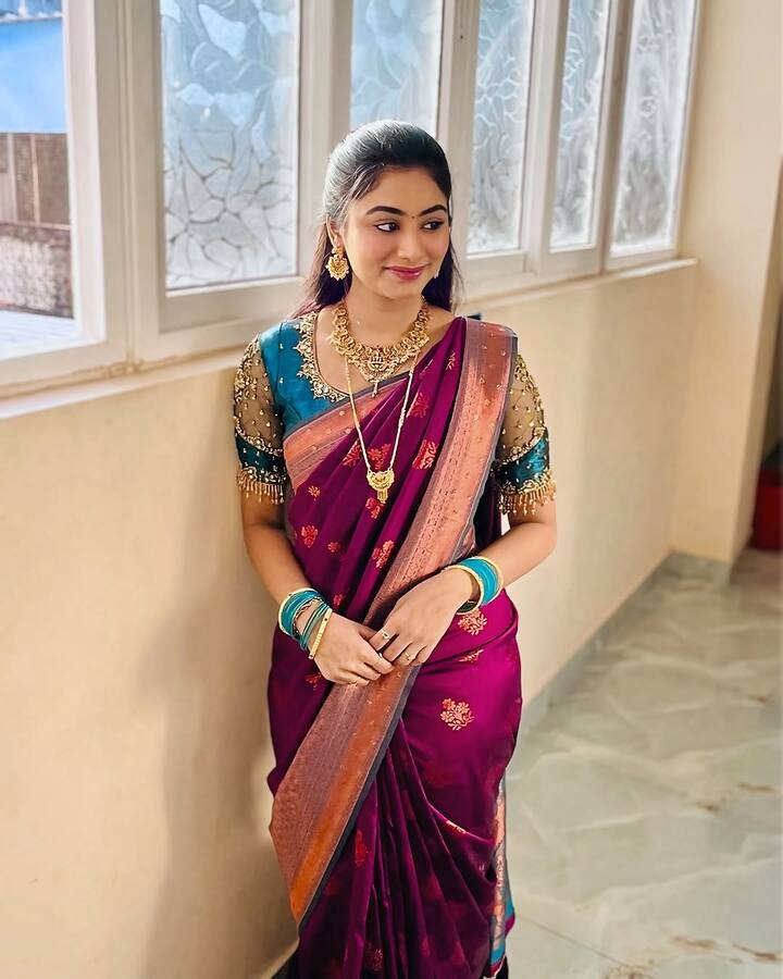 இதே போன்று ஒருமுறை  படக்குழுவில் இருந்து ஒருவர் எனக்கு போன் செய்தார்கள். என்னுடைய அம்மா தான் போனை எடுத்தார். அவரிடம் சம்பளம் போன்ற பல விஷயங்களை முதலில் பேசினார்கள். கடைசியில் அட்ஜெஸ்ட்மெண்ட் பற்றி ஸ்ட்ரைட்டா என்னுடைய அம்மாவிடம் பேசினார்கள். முதலில் அவங்களுக்கு புரியவில்லை என்றாலும், பின்னர்  விஷயத்தை புரிந்து கொண்டு கோவமாக திட்டி... அப்படி ஒரு வாய்ப்பு என் மகளுக்கு வேண்டாம் என கூறி போனை கட் செய்துவிட்டார் என கூறியுள்ளார். இந்த தகவல் பரபரப்பை ஏற்படுத்தியுள்ளது.