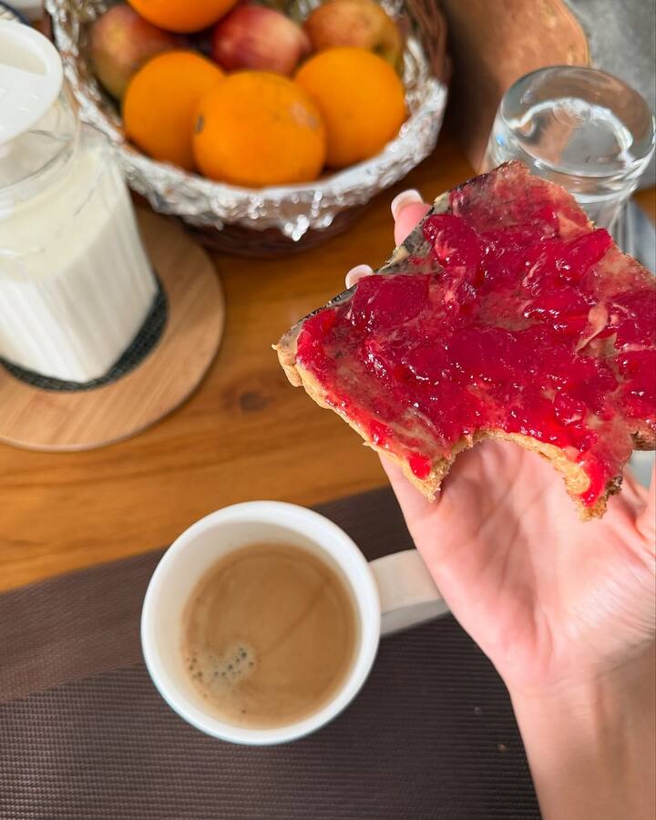 एका फोटोमध्ये, नाकाशा स्विमिंग पूलमध्ये एन्जॉय करताना दिसत होती