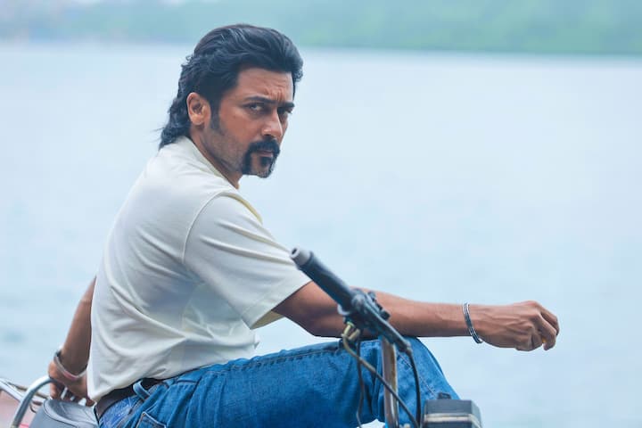 மேலும் ரசிகர்களின் எதிர்பார்ப்பை பூர்த்தி செய்யும் விதமாகவே இந்த படத்தின் பாடல்கள் அமைந்தது. சூர்யா கேங்ஸ்டார் மற்றும் ரொமான்டிக் ஹீரோ என ஒரே படத்தில் தன்னுடைய இரண்டு வேரியேஷனோடு நடித்துளளார். இந்நிலையில், இந்த படத்தில் இருந்து நடிகர் சூர்யா மற்றும் பூஜா ஹெக்டேவின் சில புகைப்படங்கள் தற்போது சமூக வலைத்தளத்தில் வெளியாகி வைரலாக பார்க்கப்பட்டு வருகிறது.