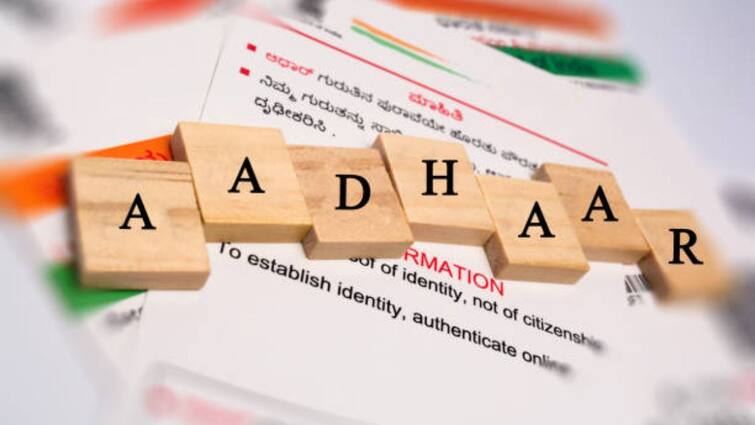 Aadhaar app developed by UIDAI is currently in the beta testing phase will be launched only after testing अब वॉलेट में आधार कार्ड रखने का झंझट हमेशा के लिए खत्म, आ रहा है नया ऐप; फेस आईडी से ही हो जाएगा वेरिफिकेशन