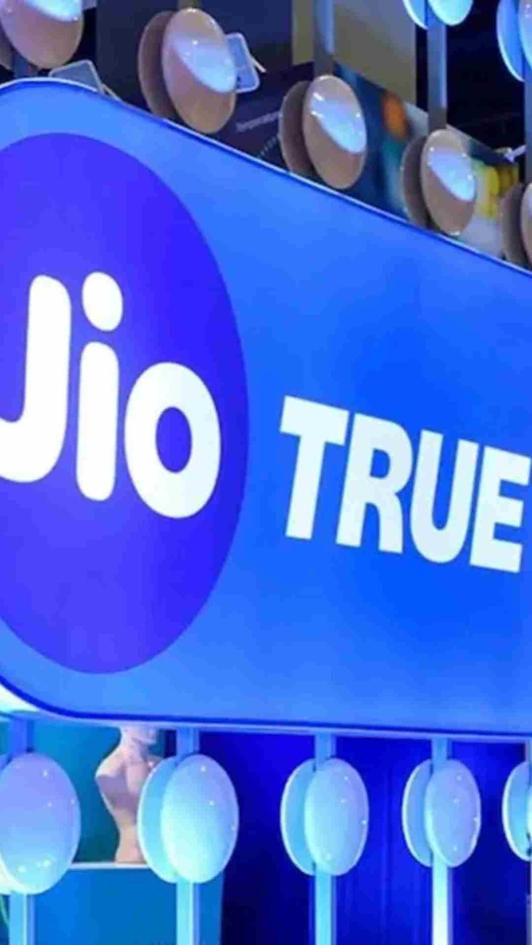 इसके अलावा प्लान में यूजर्स को डेली 2GB डेटा + 20GB एक्स्ट्रा के साथ कुल 200GB इंटरनेट डेटा मिलता है. साथ ही इसमें 100 SMS प्रतिदिन मिलते हैं.