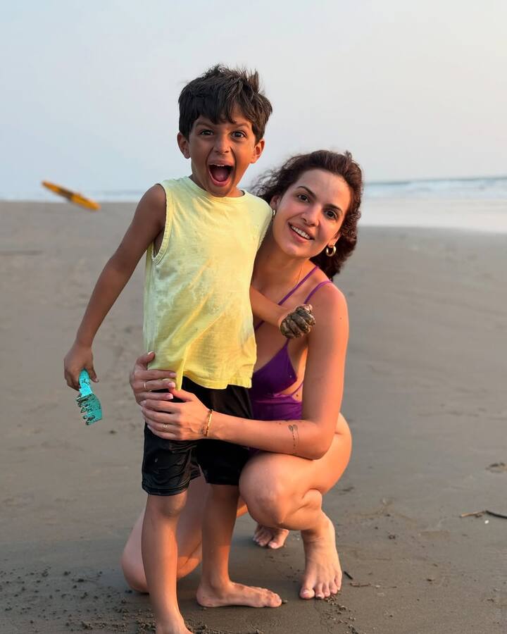 नताशा आणि हार्दिकचा मुलगा समुद्राच्या पाण्यात धावताना दिसत आहे.