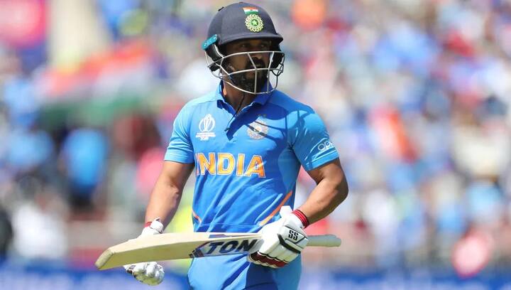 काही वर्षांपूर्वी पुण्यातील कोथरूडमधील केदार जाधवच्या घराचे फोटो समोर आले होते. केदार जाधवचे घर चार मजली आहे.