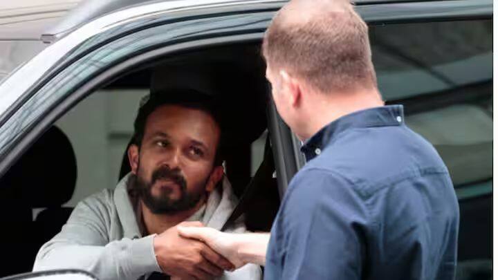 केदार जाधवला त्याच्या कन्व्हर्टिबल बीएमडब्ल्यू कारमध्ये अनेकदा फिरताना पाहिले गेले आहे. त्याच्याकडे BMW X4 मॉडेलची कार आहे, ज्याची भारतात किंमत 84 लाख रुपयांपर्यंत आहे.