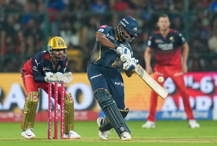 सुदर्शन आता आयपीएलच्या इतिहासात एकाच मैदानावर सलग पाच अर्धशतके करणारा पहिला भारतीय क्रिकेटपटू बनला आहे. त्याच्या आधी फक्त एबी डिव्हिलियर्सनेच हे केले होते.