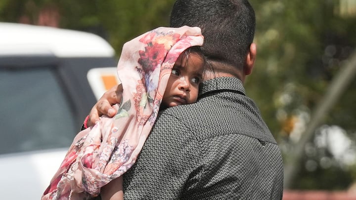 এপ্রিলেই প্রচণ্ড গরমে ফুটবে দেশ। আগাম সতর্কবার্তা জারি করল আবহাওয়া দফতর (IMD)। আগামী দিনে তাপমাত্রা আরও বাড়তে পারে। মে-জুন মাসে পরিস্থিতি আরও খারাপ হতে পারে।