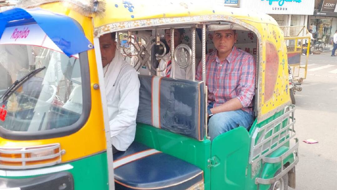 पटना की सड़कों पर सादे लिबास में ऑटो से पहुंचे ट्रैफिक SP, देखकर लोग रह गए दंग bihar Patna Traffic SP Aparajit Lohan suddenly arrived on road in casual dress to inspect by auto ann पटना की सड़कों पर सादे लिबास में ऑटो से पहुंचे ट्रैफिक SP, देखकर लोग रह गए दंग