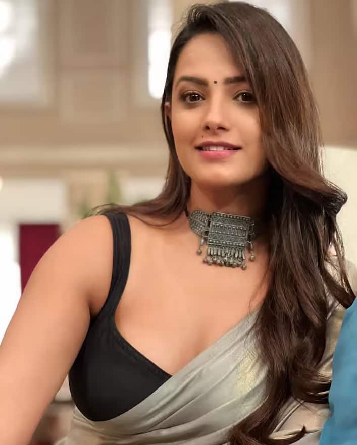 વાસ્તવમાં આપણે નાના પડદાની લોકપ્રિય એક્ટ્રેસ અનિતા હસનંદાની રેડ્ડી વિશે વાત કરી રહ્યા છીએ. અનિતાએ માત્ર ઘણી ફિલ્મોમાં જ કામ કર્યું નથી, પરંતુ તેમના અભિનયએ નાના પડદાના ઘણા શોને હિટ બનાવવામાં પણ ભૂમિકા ભજવી છે. ઘણા લોકો જાણતા હશે કે અનિતા હસનંદાની શરૂઆતમાં મનોજ કુમારના પુત્ર કુણાલ ગોસ્વામીની ઓફિસમાં ઘણા વર્ષો સુધી રિસેપ્શનિસ્ટ તરીકે કામ કરતી હતી.