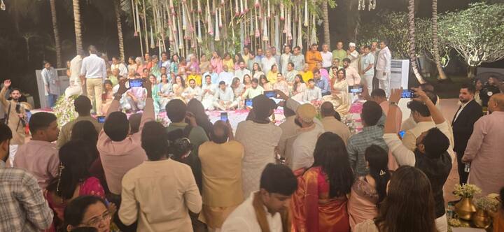 सोहळ्याला फक्त विशेष आमंत्रितांनाच बोलवण्यात आलं होतं