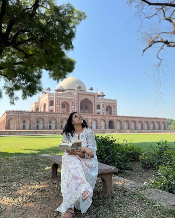 नित्याला अभिनेत्री नाही तर पायलट व्हायचं होतं. 1998 मध्ये तिने बाल कलाकार म्हणून काम सुरु केलं होतं. मला ट्रॅव्हलिंग आवडत असल्यामुळे पायलट बनायचं होतं, असं नित्याने सांगितलं होतं.