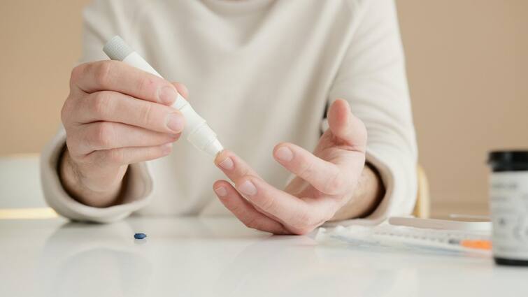 eye problems due to high blood sugar how to reduce and prevent High Blood Sugar: সুগার বেশি থাকলে চোখে কী কী সমস্যা দেখা দিতে পারে? দৃষ্টিশক্তি ভাল রাখতে কীভাবে সতর্ক থাকা জরুরি?