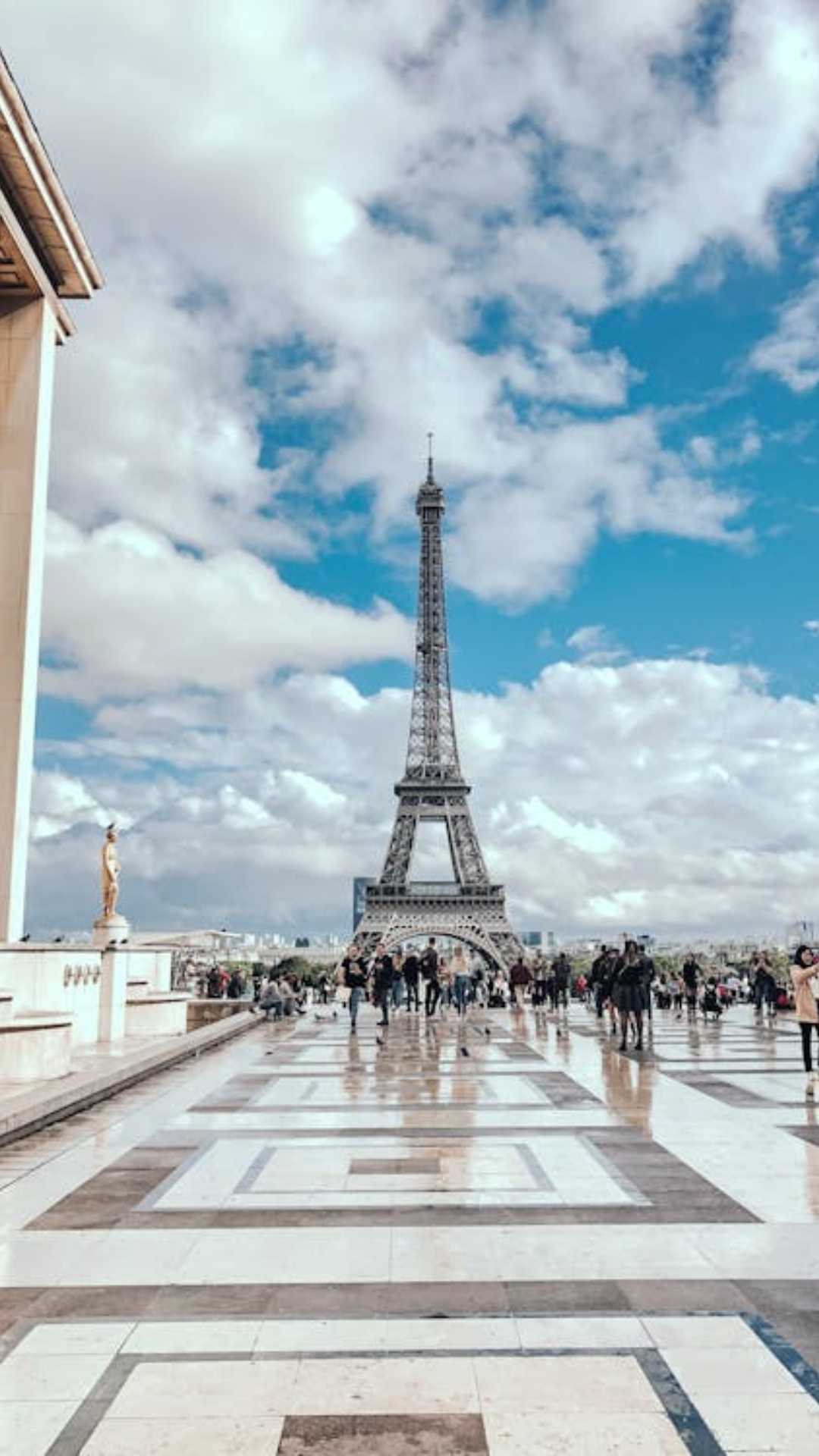 एफिल टावर की ऊंचाई लगभग 300 मीटर है