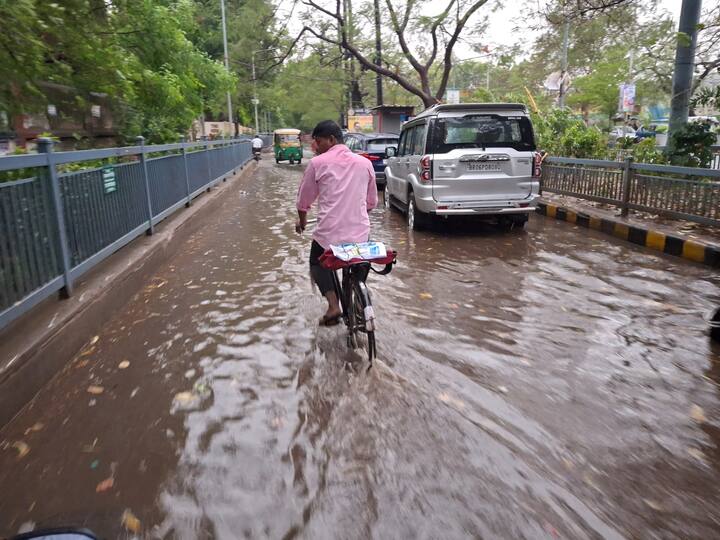 लगभग 1 घंटे की वर्षा में पूरे पटना में आम जन जीवन अस्त व्यस्त हो गया. वहीं भीषण आंधी-पानी और वज्रपात के कारण कई जिलों से कम से कम 25 लोगों की मौत हो गई है.