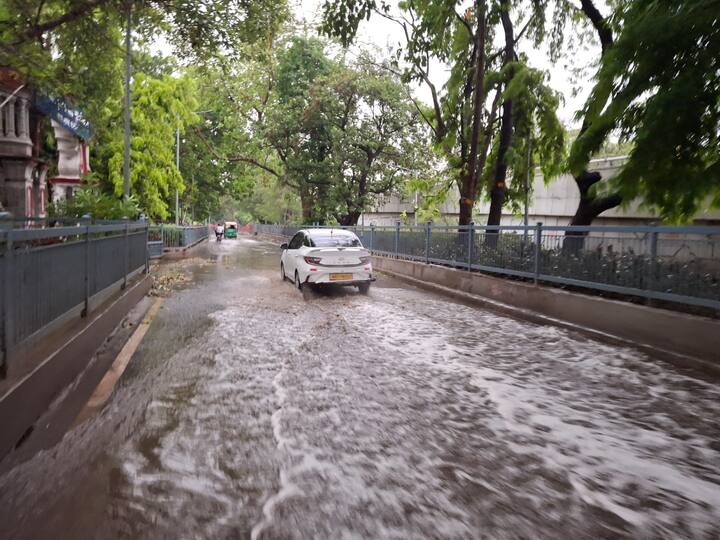 आंकड़ों के अनुसार 30 से 40 किलोमीटर प्रति घण्टे की रफ्तार से हवा चली है. तेज हवा के कारण पटना में सड़को के किनारे लगी झुग्गी झोपड़ी तहस नहस हो गई.