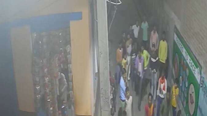 Firozabad: पड़ोसियों को फंसाने के लिए युवक ने खुद ब्लेड से काटी गर्दन, सीसीटीवी से हुआ खुलासा Firozabad young man cut his own neck with blade CCTV revealed ANN Firozabad: पड़ोसियों को फंसाने के लिए युवक ने खुद ब्लेड से काटी गर्दन, सीसीटीवी से हुआ खुलासा