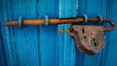 हर ताले के नीचे बना होता है एक छोटा सा छेद, जान लीजिए इसका क्या होता है काम