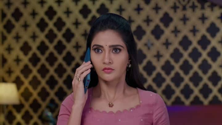 దీపకు ఫోన్ చేస్తుంది జ్యోత్స్న. నీ పెళ్లి ఆపడానికి వస్తోన్న ఆగు అంటే.. నువ్వు వస్తున్నావా అని అడుగుతుంది. హా అని చెప్తుంది. దీంతో జ్యోత్స్న తెగ కంగారు పడిపోతుంది.  (Image Credit: jio+ Hotstar)