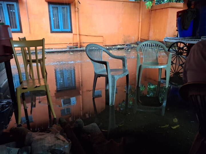 पटना के कई इलाके जलमग्न हो गए. वीर चंद पटेल पथ, न्यू मार्केट, कदम कुआं, अशोक राजपथ और कंकड़बाग के कुछ इलाकों में जल जमाव की स्थिति देखी गई.