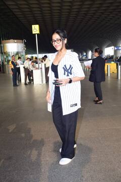 क्रॉप टॉप के साथ शर्ट के बटन खोल एयरपोर्ट पर स्पॉट हुईं धनश्री वर्मा, नो मेकअप लुक में भी लगीं खूबसूरत