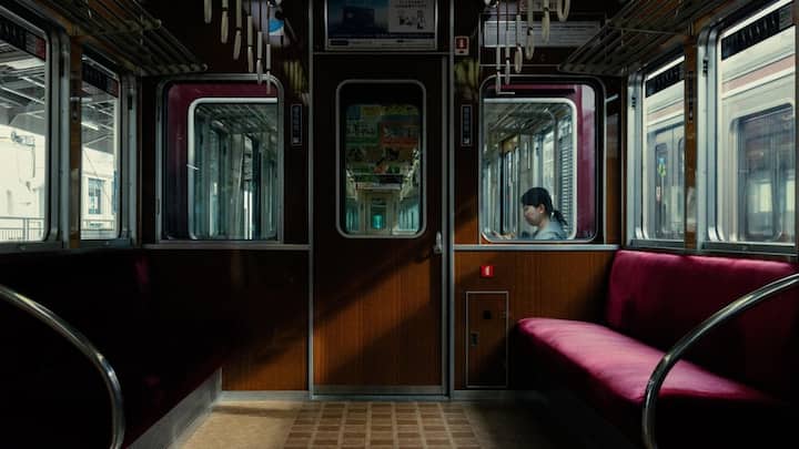 यहां रेलवे लाइन पर अलग-अलग जगह पर सीसमोग्राफ सिस्टम इंस्टॉल किया गया है. यह भूकंप की वेव्स को रीड करके सेंटर की अनुमानित लोकेशन का पता लगा लेता है.