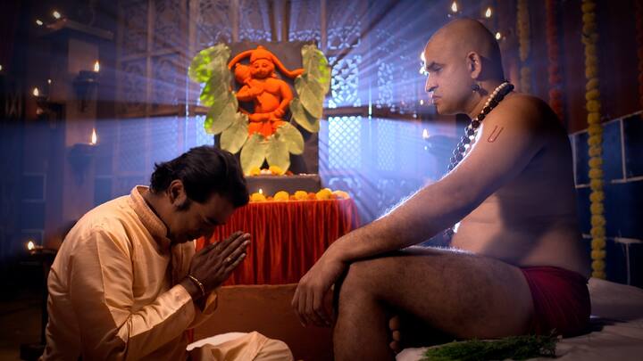 अवधूतला अखेर स्वामींमध्ये हनुमंताचे तत्व जाणवतं आणि तो त्यांच्या पायाशी नतमस्तक होतो.