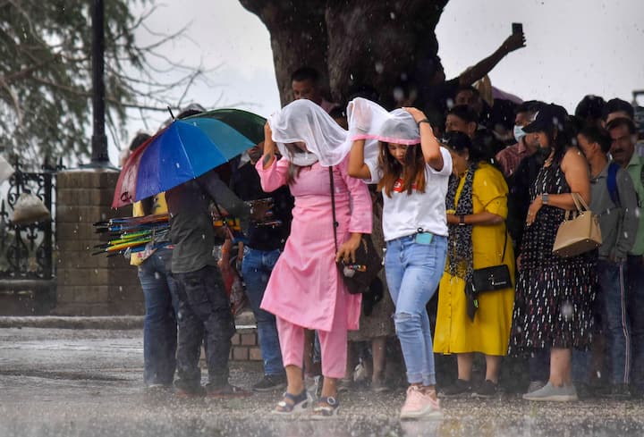 আজ বৃহস্পতিবার সব জেলায় ঝড়-বৃষ্টির সতর্কতা রয়েছে। বজ্রবিদ্যুৎ সহ বৃষ্টি হতে পারে দক্ষিণবঙ্গের সব জেলাতেই। বজ্রবিদ্যুৎ সহ বৃষ্টি তার সঙ্গে ৪০ থেকে ৫০ কিলোমিটার গতিবেগে দমকা ঝড় বাতাস বইবে উত্তর ও দক্ষিণ চব্বিশ পরগনা পূর্ব ও পশ্চিম মেদিনীপুর ঝাড়গ্রাম পুরুলিয়া পশ্চিম বর্ধমান বীরভূম মুর্শিদাবাদ জেলাতে। শুক্রবার ঝড় বৃষ্টির সতর্কতা রয়েছে দক্ষিণবঙ্গের সব জেলাতে।