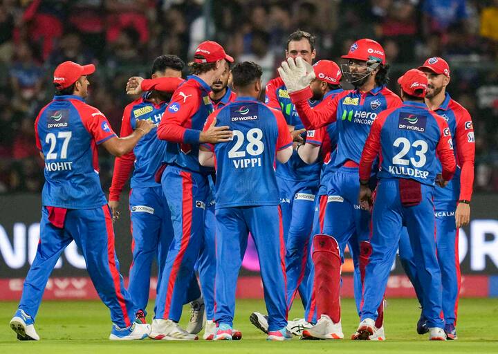 आरसीबीचा अनुभवी फलंदाज विराट कोहलीला विपराज निगमनं बाद केलं. विराट कोहलीनं ज्या ओव्हरमध्ये षटकार मारला त्याच्याच शेवटच्या बॉलवर त्यानं विराटला बाद केलं.