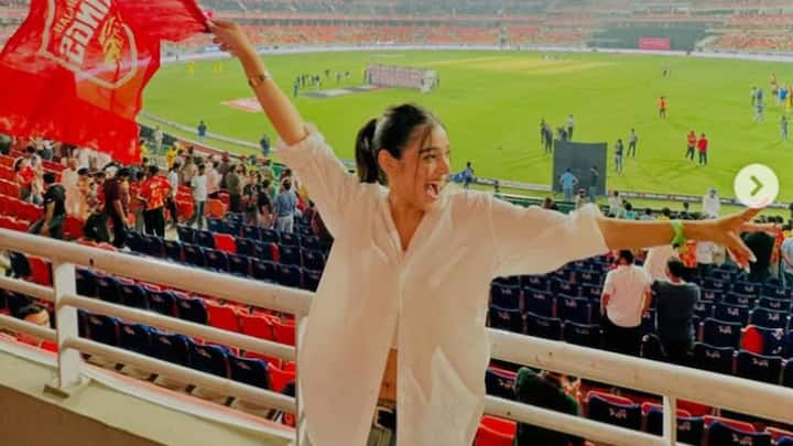 RJ Mahwash has shared some pictures of Chahal on Instagram. She had come to watch the Punjab Kings match.