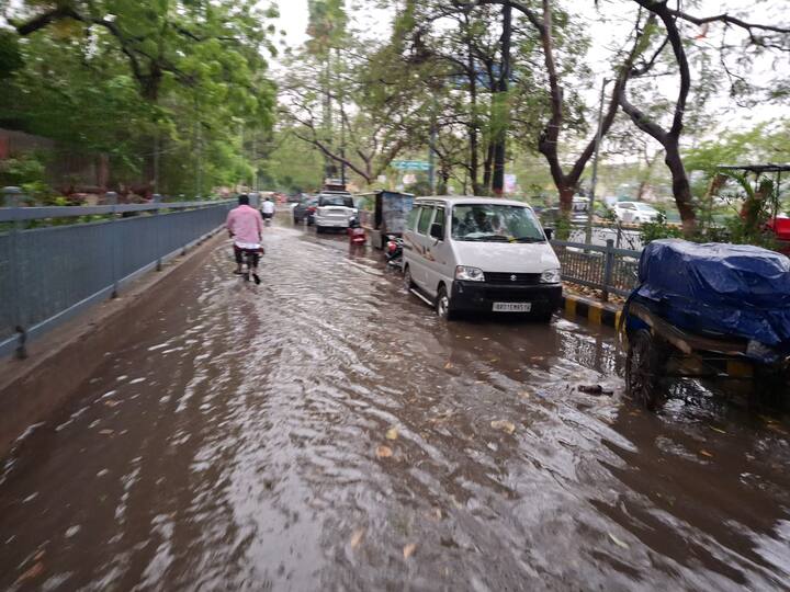 बिहार में मौसम पिछले तीन दिनों से लगातार बदला हुआ है. गुरुवार को राजधानी पटना में भी मौसम ने करवट ली और मूसलाधार बारिश हुई.