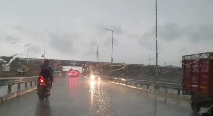 पटना में दिन के 3 बजे ही अंधेरा छा गया, जिसके कारण सड़कों पर चलने वाली गाड़ियों की हेडलाइट जलानी पड़ी. बारिश के कारण कई इलाकों की बिजली गुल हो गई.