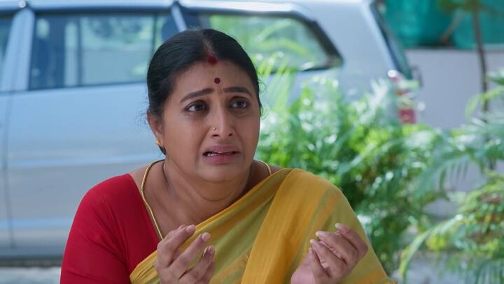 జ్యోత్స్నకు పెళ్లి చేయవద్దని కాంచన ఏడుస్తుంది. ఎలా అయినా ఈ పెళ్లి ఆపమని వేడుకుంటుంది. దీంతో శివన్నారాయణ ఈ పెళ్లి ఆగదని చెప్తాడు. (Image Credit: jio+ Hotstar)