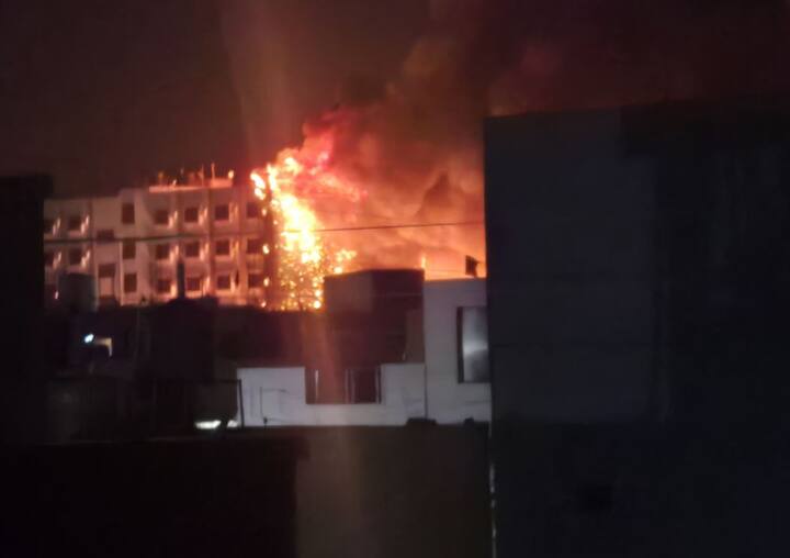 आग मोठी असल्यानं नियंत्रण मिळवण्यात अडचणी येत आहेत.